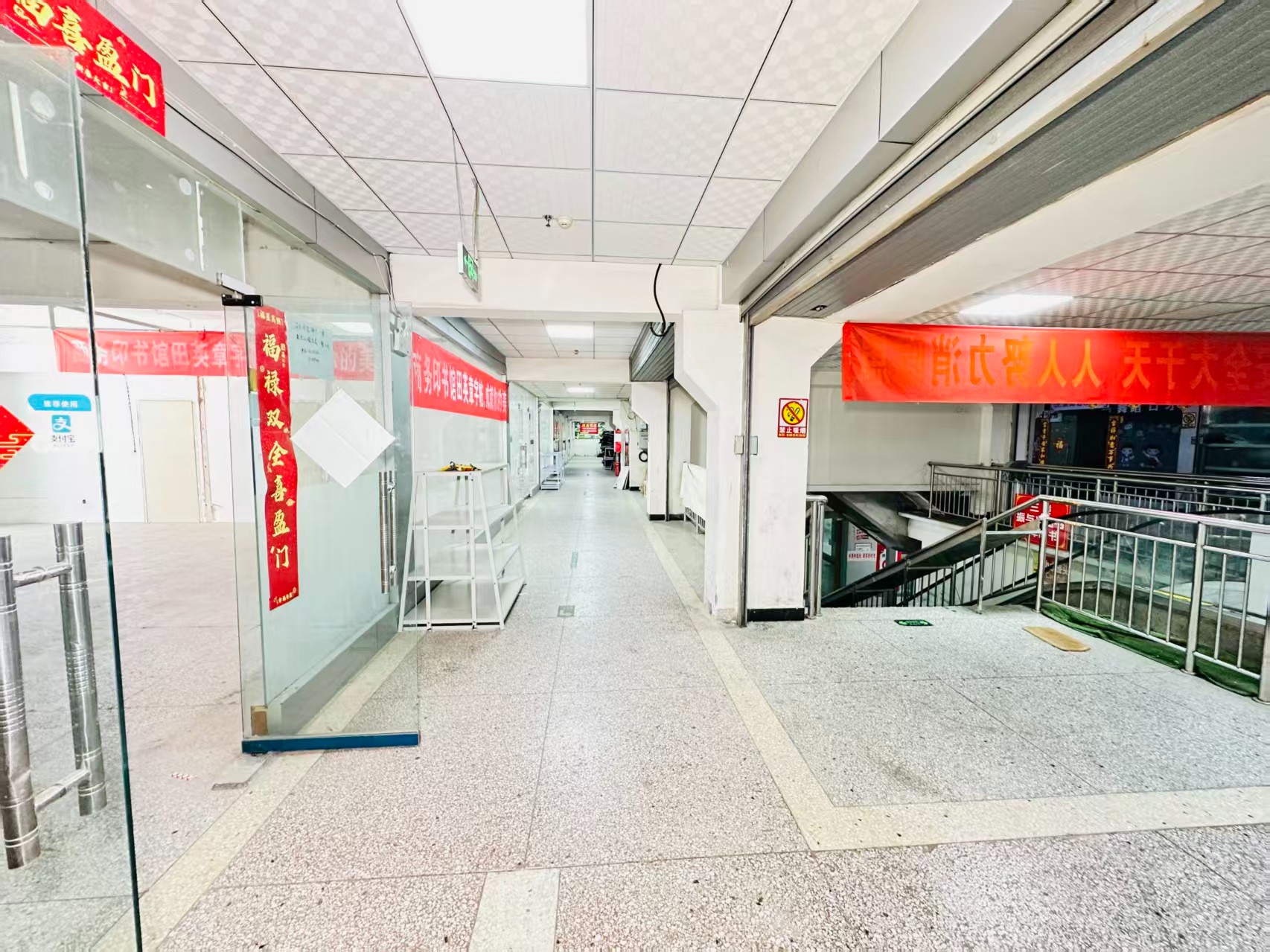 花园街引入人工智能技术应用场景，推动AI与商业、零售、电商、企业服务等领域融合发展。